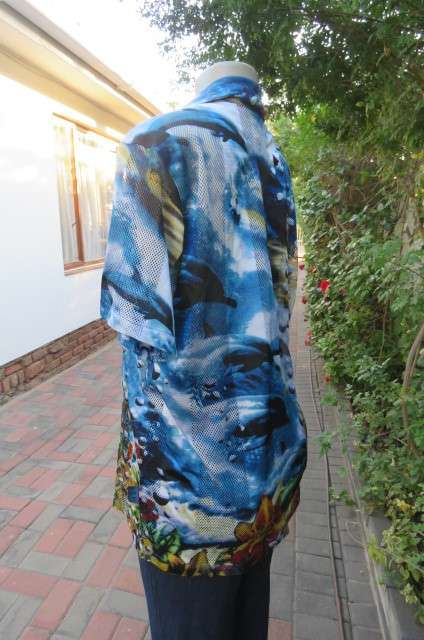 Sporty casual shirt by 'Bace' in size 40/16. In nylon and polyester blend with gauze stripes.