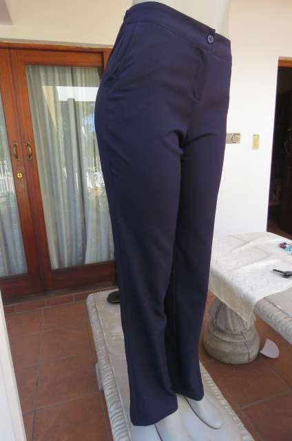 Smart navy pants with straight legs by `Vivara Michelle` in size 32/8. In 100% polyester.