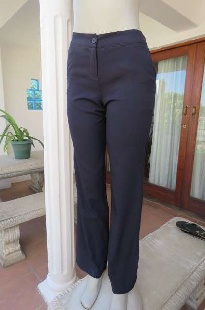 Smart navy pants with straight legs by `Vivara Michelle` in size 32/8. In 100% polyester.