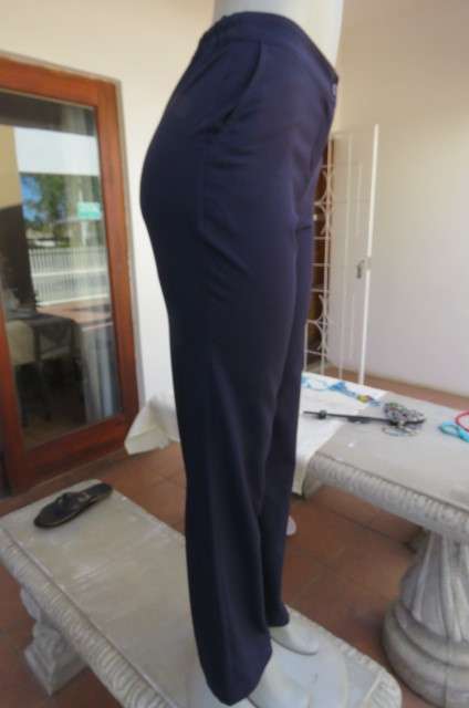 Smart navy pants with straight legs by `Vivara Michelle` in size 32/8. In 100% polyester.