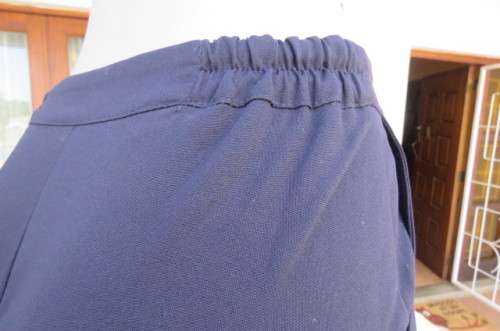 Smart navy pants with straight legs by `Vivara Michelle` in size 32/8. In 100% polyester.
