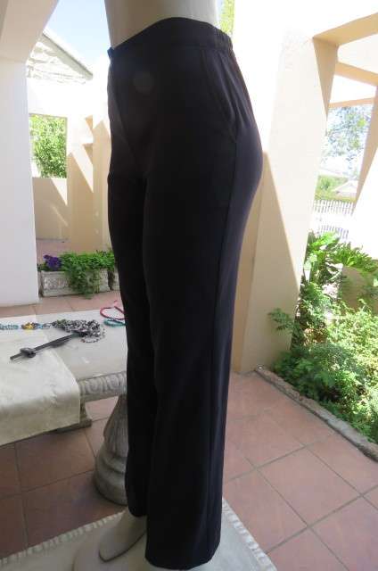 Smart navy pants with straight legs by `Vivara Michelle` in size 32/8. In 100% polyester.