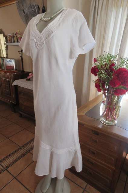 White dream dress by 'Penny C' in size 42/18. In 100% linen. Fully lined with polyester.