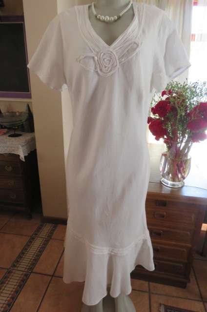 White dream dress by 'Penny C' in size 42/18. In 100% linen. Fully lined with polyester.
