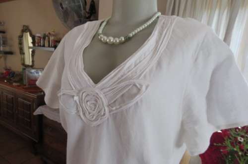 White dream dress by 'Penny C' in size 42/18. In 100% linen. Fully lined with polyester.