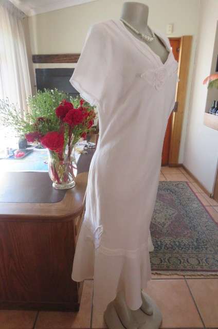 White dream dress by 'Penny C' in size 42/18. In 100% linen. Fully lined with polyester.