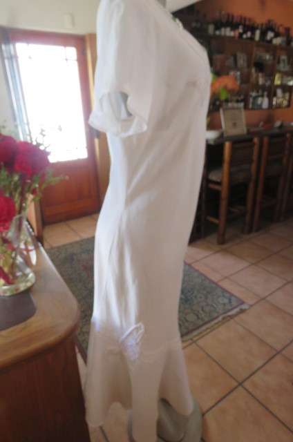 White dream dress by 'Penny C' in size 42/18. In 100% linen. Fully lined with polyester.