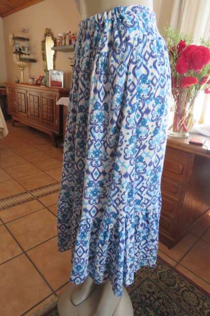 Comfy white and blue patterned skirt by 'Judy's Pride' in size 44/20. With elasticated waist.