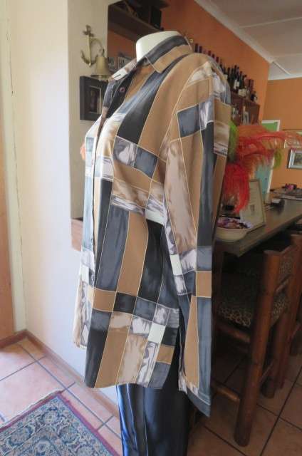 Unique colour blocked long sleeve top in black, beige and greys by 'Designers Original' size 38/14.