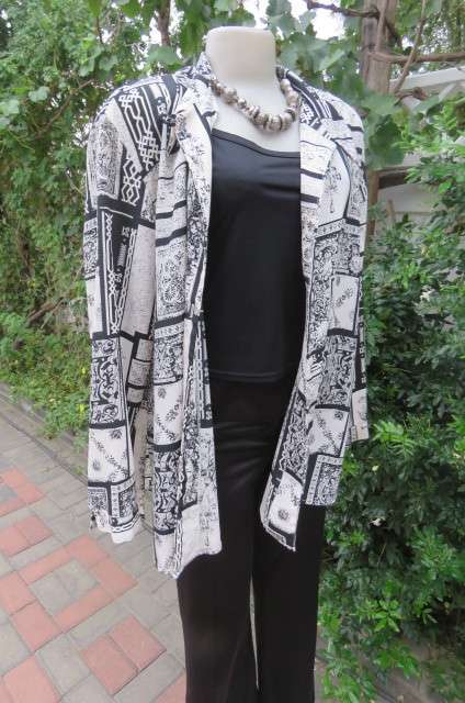 Prominent geometric printed monochrome long sleeve blouse by 'Scotts' in size 42/18.
