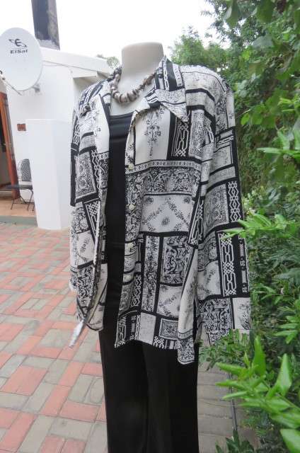 Prominent geometric printed monochrome long sleeve blouse by 'Scotts' in size 42/18.