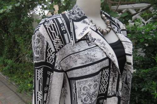 Prominent geometric printed monochrome long sleeve blouse by 'Scotts' in size 42/18.