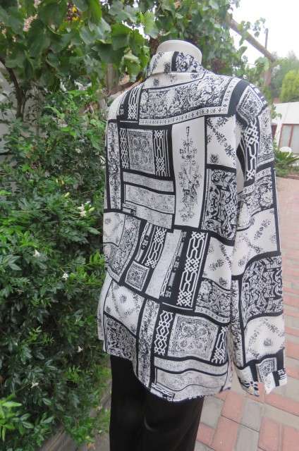 Prominent geometric printed monochrome long sleeve blouse by 'Scotts' in size 42/18.