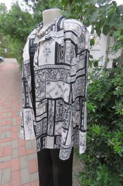 Prominent geometric printed monochrome long sleeve blouse by 'Scotts' in size 42/18.