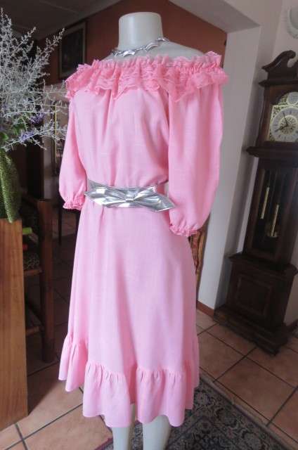 Carnation pink vintage dress from 80's by 'Truworths' in size 32/8. Short puffed sleeves.