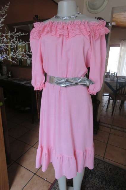Carnation pink vintage dress from 80's by 'Truworths' in size 32/8. Short puffed sleeves.