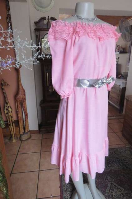 Carnation pink vintage dress from 80's by 'Truworths' in size 32/8. Short puffed sleeves.