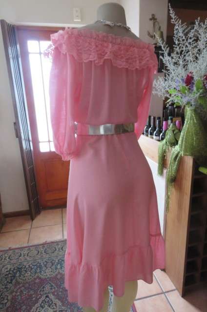 Carnation pink vintage dress from 80's by 'Truworths' in size 32/8. Short puffed sleeves.