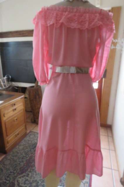 Carnation pink vintage dress from 80's by 'Truworths' in size 32/8. Short puffed sleeves.