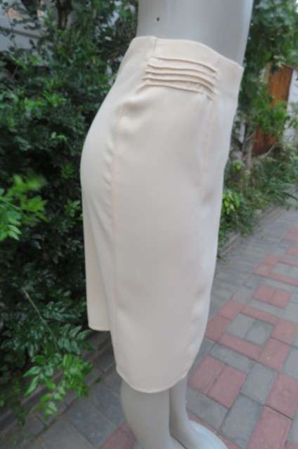 Elegant vanilla colour pencil skirt in crepe polyester fabric by `Speechless` size 32/8.As new