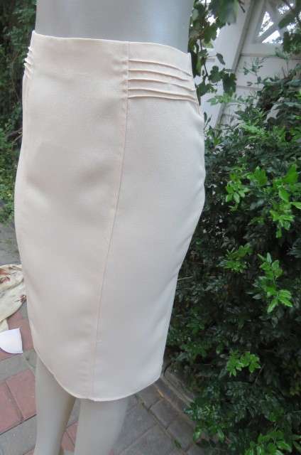 Elegant vanilla colour pencil skirt in crepe polyester fabric by `Speechless` size 32/8.As new