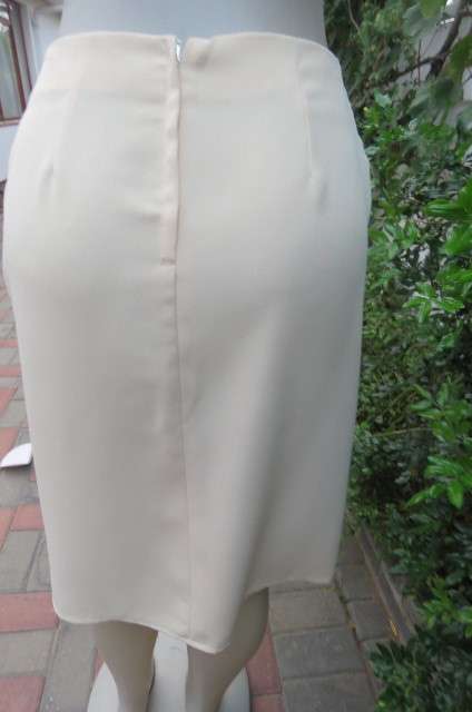 Elegant vanilla colour pencil skirt in crepe polyester fabric by `Speechless` size 32/8.As new