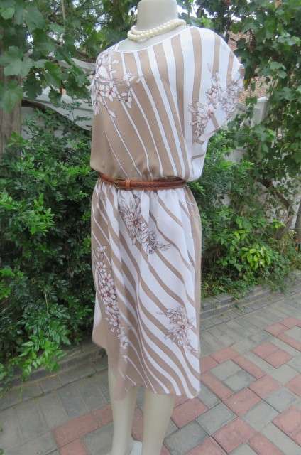 Cool sleeveless vintage dress in ecru and white diagonal stripes size 40/16.