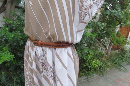 Cool sleeveless vintage dress in ecru and white diagonal stripes size 40/16.