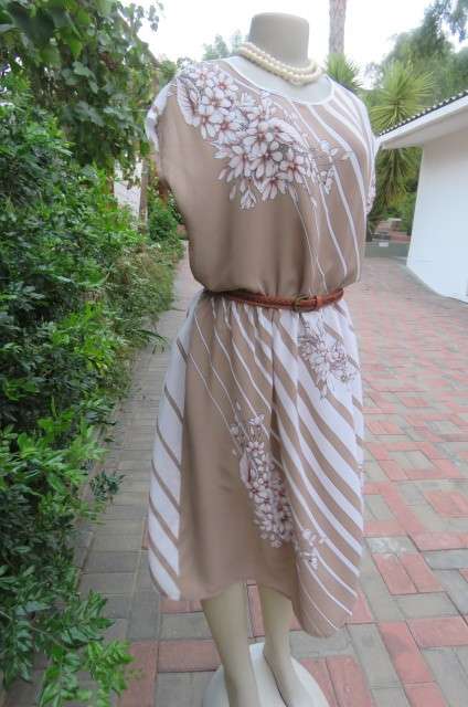 Cool sleeveless vintage dress in ecru and white diagonal stripes size 40/16.