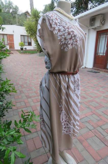 Cool sleeveless vintage dress in ecru and white diagonal stripes size 40/16.