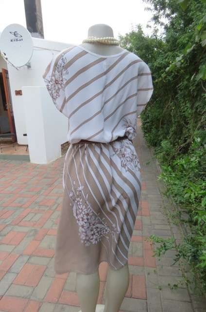 Cool sleeveless vintage dress in ecru and white diagonal stripes size 40/16.