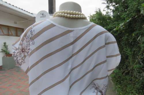 Cool sleeveless vintage dress in ecru and white diagonal stripes size 40/16.