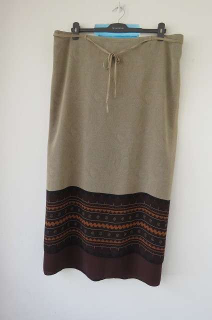 Stunning 2 layer ankle length skirt by 'Anna Pia' in size 48/24. Choc brown underlayer.