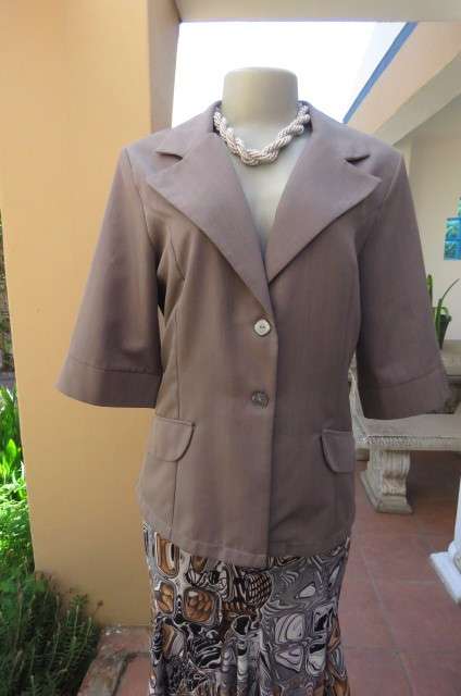 Elegant tailored mottled grey short sleeve jacket by ECCENTRIC size 36. Close with 2 buttons. As new