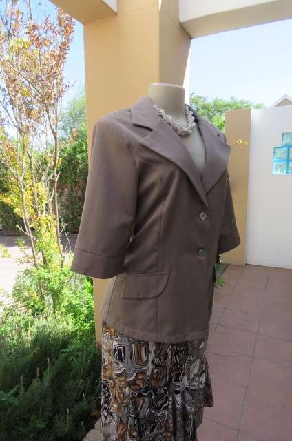 Elegant tailored mottled grey short sleeve jacket by ECCENTRIC size 36. Close with 2 buttons. As new