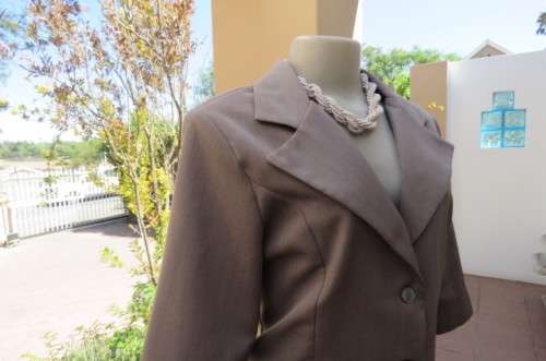 Elegant tailored mottled grey short sleeve jacket by ECCENTRIC size 36. Close with 2 buttons. As new