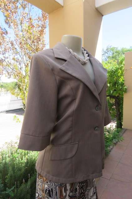 Elegant tailored mottled grey short sleeve jacket by ECCENTRIC size 36. Close with 2 buttons. As new