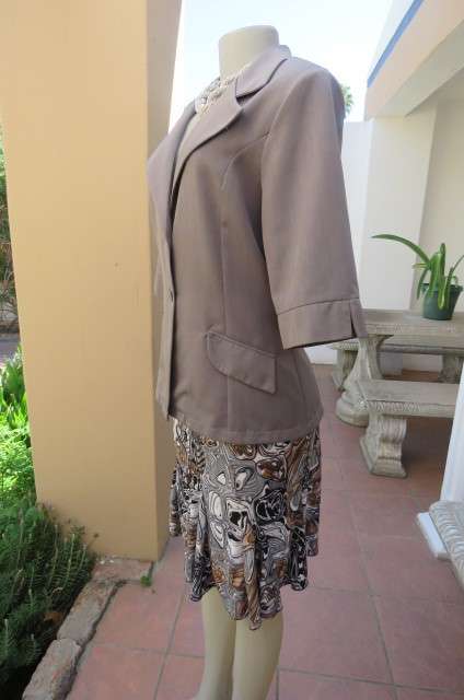 Elegant tailored mottled grey short sleeve jacket by ECCENTRIC size 36. Close with 2 buttons. As new