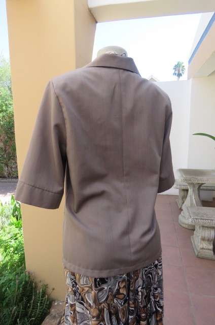 Elegant tailored mottled grey short sleeve jacket by ECCENTRIC size 36. Close with 2 buttons. As new