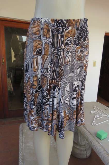 Cute but smart kneelength gored skirt in stretch polyester. By Audacity. Size 38/14. New condition