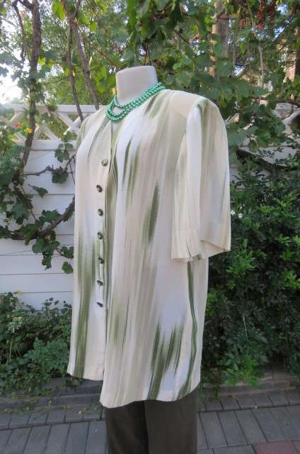 Classic green and rich cream vertical patterned collarless top in 100% polyester. Size 44/20 As new