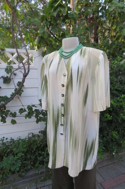 Classic green and rich cream vertical patterned collarless top in 100% polyester. Size 44/20 As new