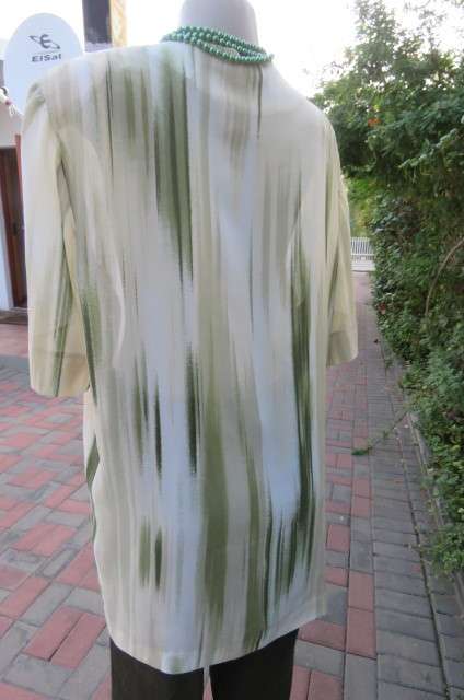 Classic green and rich cream vertical patterned collarless top in 100% polyester. Size 44/20 As new