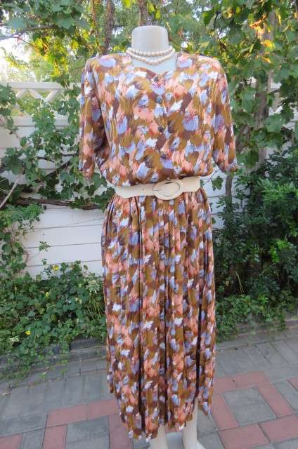 Amazing vintage dress in soft blue, peach and browns in silky polyester fabrick. Size 42/18. As new.
