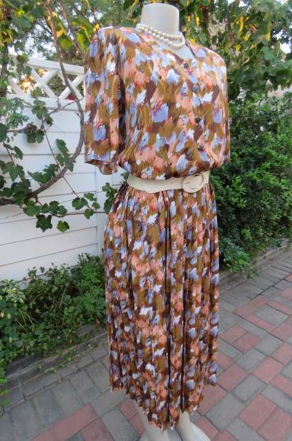Amazing vintage dress in soft blue, peach and browns in silky polyester fabrick. Size 42/18. As new.
