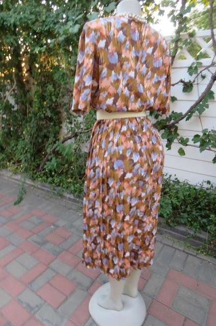 Amazing vintage dress in soft blue, peach and browns in silky polyester fabrick. Size 42/18. As new.
