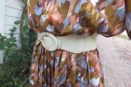 Amazing vintage dress in soft blue, peach and browns in silky polyester fabrick. Size 42/18. As new.