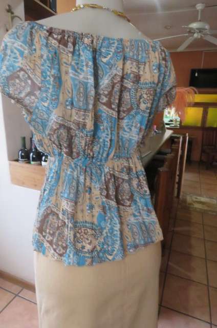 Attention grabbing turqouise and cream top by WWW in size 38/14. In creased polyester. As new.