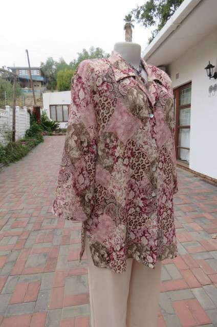 Fabulous short sleeve top in cream,mulberry and brown in diamond pattern blocks. Size 44/20.