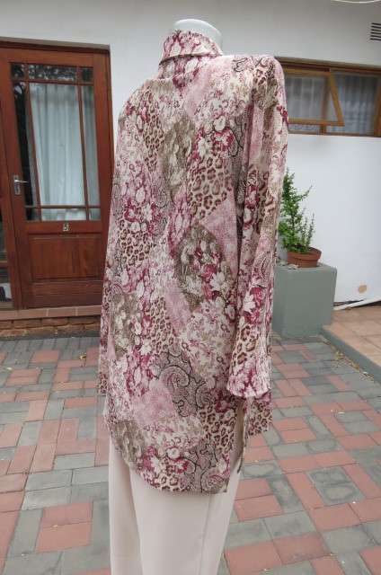Fabulous short sleeve top in cream,mulberry and brown in diamond pattern blocks. Size 44/20.